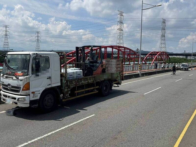 大貨車肇事後停在現場。(警方提供) 大貨車肇事後停在現場。(警方提供)