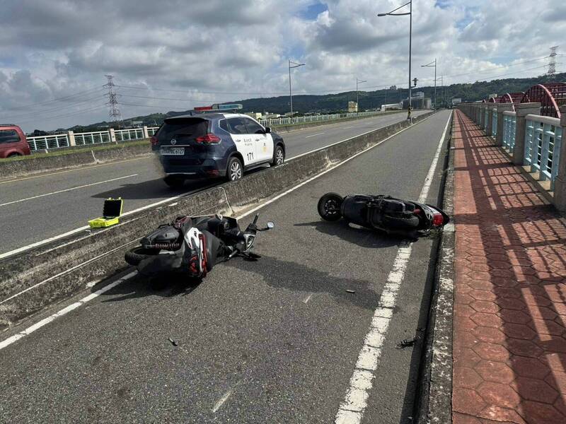 2輛機車在大度橋先後發生車禍,警方前往處理。(警方提供) 2輛機車在大度橋先後發生車禍,警方前往處理。(警方提供)