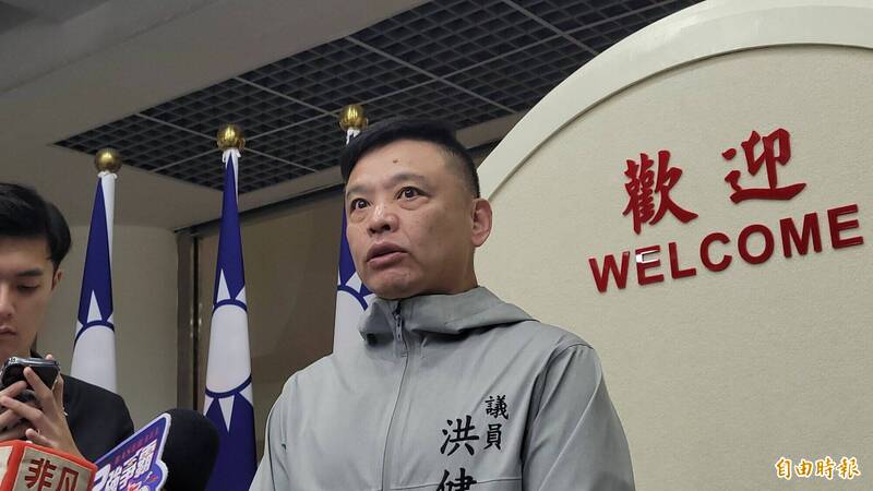 助理宣傳罷免投同意票遭車輾傷腳，民進黨議員洪健益提醒志工們，盡量兩人一組。（記者何玉華攝）