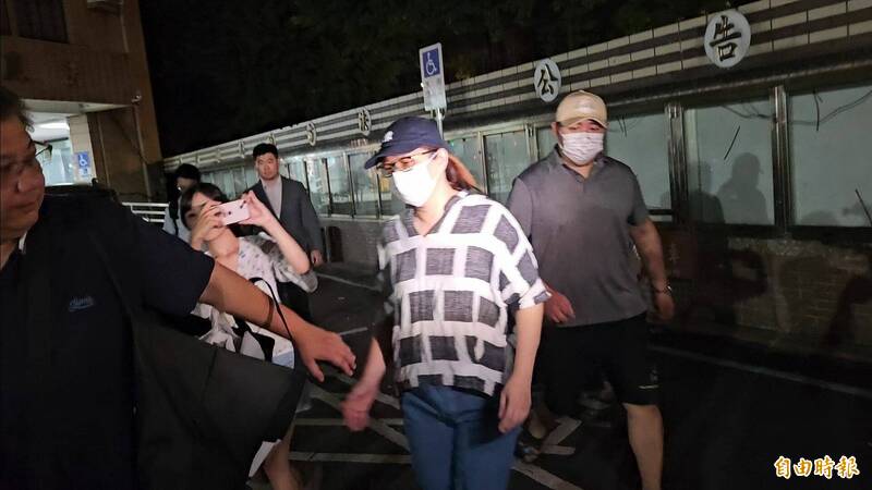 陳貞容步出新北地院一語不發。(記者徐聖倫攝) 陳貞容步出新北地院一語不發。(記者徐聖倫攝)