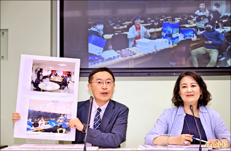 立法院民進黨團昨舉行記者會，立委李坤城指公民團體「三月圍城」領銜人宋建樑於社群媒體「Threads」貼出兩張照片，照片中的人疑似正在「抄名冊」。（記者方賓照攝）