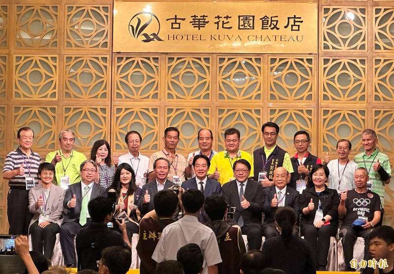 總統賴清德出席「團結國家十講」會後與出席人員合影。(記者李容萍攝) 總統賴清德出席「團結國家十講」會後與出席人員合影。(記者李容萍攝)