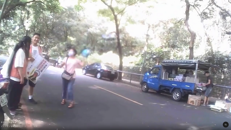 罷免桃園市第四選區立委萬美玲的罷團志工,在虎頭山步道宣講時,遇到萬美玲支持者拿著安全帽亂揮。(圖擷自threads) 罷免桃園市第四選區立委萬美玲的罷團志工,在虎頭山步道宣講時,遇到萬美玲支持者拿著安全帽亂揮。(圖擷自threads)