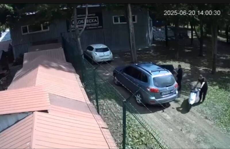 日前2名烏克蘭士兵網購一輛二手摩托車，未料在收貨時發生爆炸，釀成1死1傷。（圖擷取自社群平台「X」）