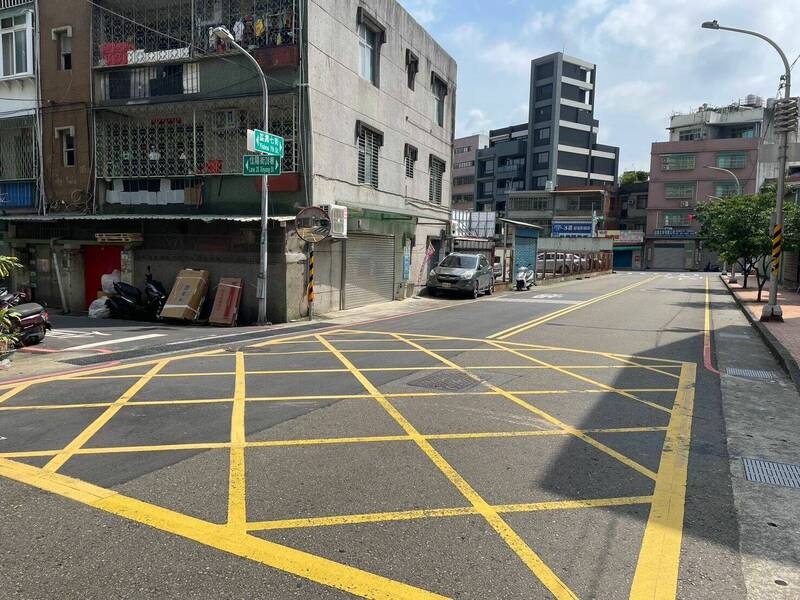 老翁行經桃園區益壽七街、信陽街28巷口，突遭人毆打送醫不治。（記者鄭淑婷翻攝）
