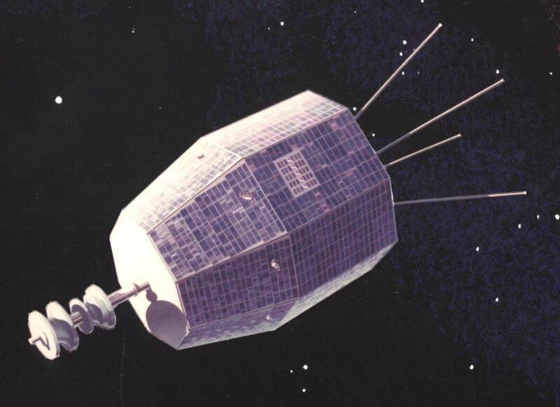 NASA在1960年代的中繼衛星中繼1號。示意圖。(取自NASA網站) NASA在1960年代的中继卫星中继1号。 示意图。 (取自NASA网站)