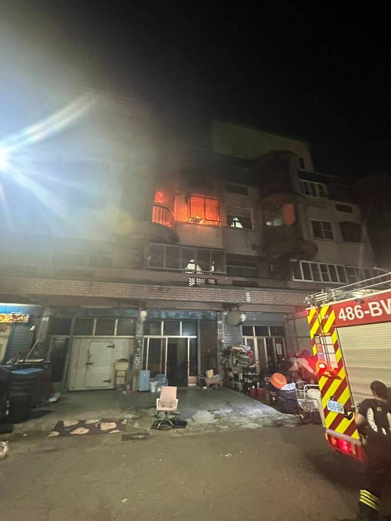 高市路竹區華光路一棟透天厝今晚8點多火警。（高市消防局提供）