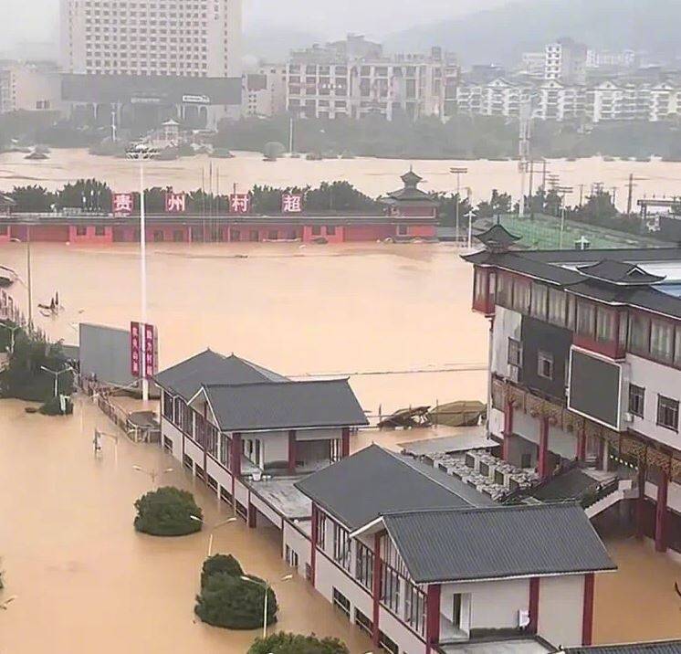 貴州榕江縣內的「村超足球場」泡在水中。（圖擷取自微博）