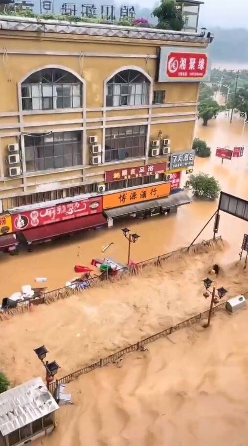 中國南方連日暴雨，貴州省部分地區遭遇嚴重洪災。（圖擷取自微博）