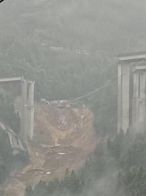 廈蓉高速公路位於貴州省內的一處高架橋路段，24日發生坍塌意外。（圖擷取自微博）