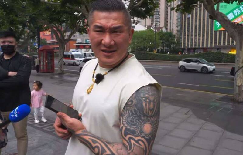 館長在直播過程中,突然被一名中國「路人」詢問:「請問你是哪國人?」館長愣了大概3秒後,接著才嘆一口氣,轉頭和一旁的記者說:「所以說不只台灣,在我們大陸也是有這種要逼你表態的。」(擷取自館長Youtube直播「館長惡名昭彰」) 館長在直播過程中,突然被一名中國「路人」詢問:「請問你是哪國人?」館長愣了大概3秒後,接著才嘆一口氣,轉頭和一旁的記者說:「所以說不只台灣,在我們大陸也是有這種要逼你表態的。」(擷取自館長Youtube直播「館長惡名昭彰」)