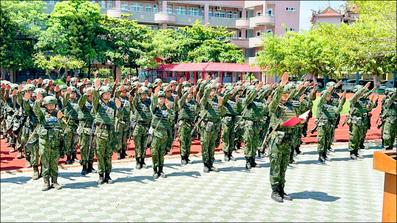 今年「漢光四十一號」實兵演習將召集二萬二千餘名後備軍人，其中二○六旅全旅動員驗證戰力。圖為去年二○三旅步二營教召。（資料照）