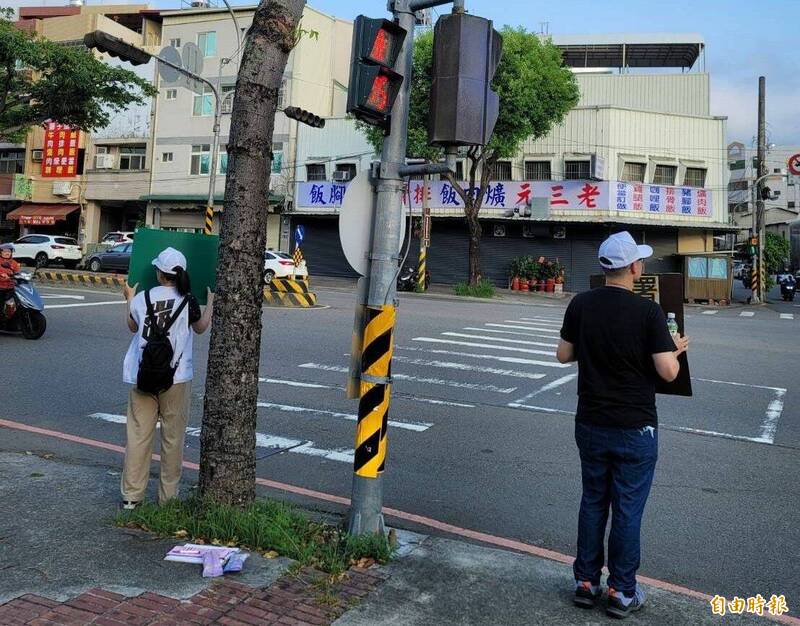 中八罷團志工在豐原路口呼籲民眾連署。（記者張軒哲攝）