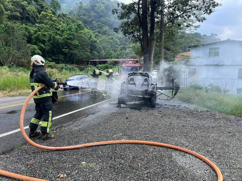 吳女駕駛自小客車行經新北市石碇區時，疑因失控自撞路樹導致車輛起火。（記者陸運鋒翻攝）