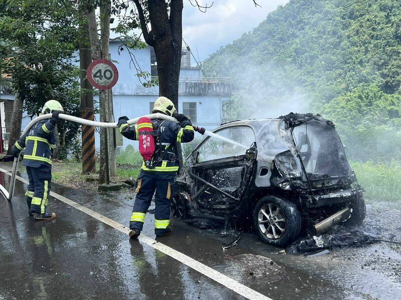 消防人員趕抵現場時，整輛車已經全面燃燒，隨即佈水線灌救。（記者陸運鋒翻攝）