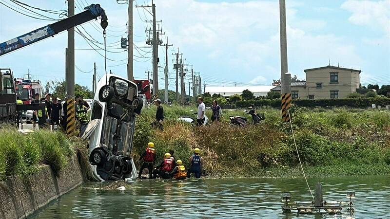 嘉義縣東石鄉網寮村發生車輛落入魚塭事故。（民眾提供）