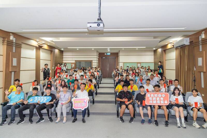 嘉義縣表揚國中會考5A學生 頒發獎金高達66.2萬