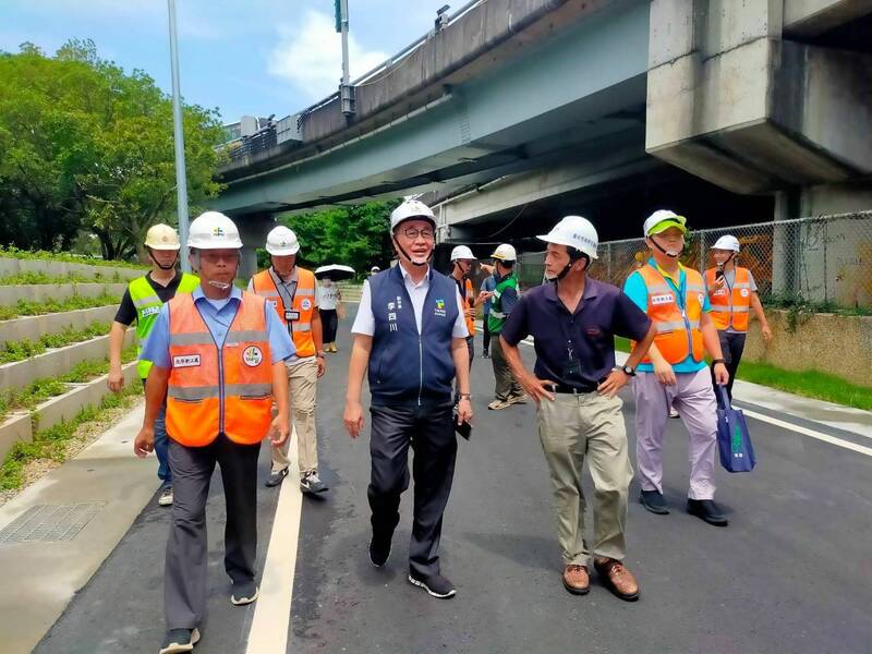台北市副市長李四川視察堤頂大道1段銜接國道1號往北新設匝道工程。（台北市新建工程處提供）