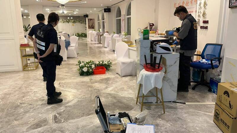 宜蘭礁溪知名喜宴餐廳保險箱遭竊，警方獲報前往蒐證。（民眾提供）