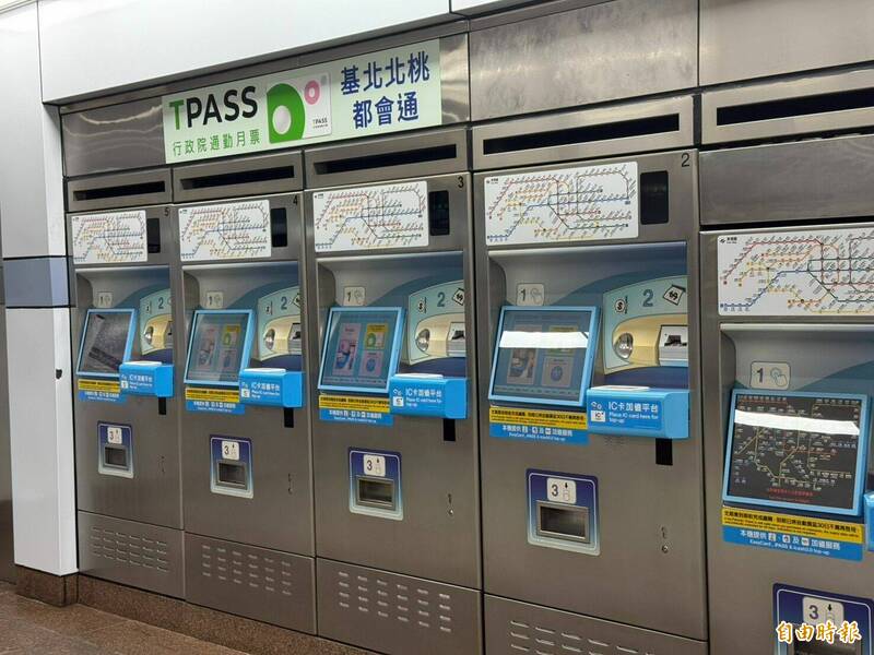 一名17歲少年破解悠遊卡晶片，半年多不法所得60多萬元。圖為捷運站悠遊卡自動加值機。（記者甘孟霖攝）
