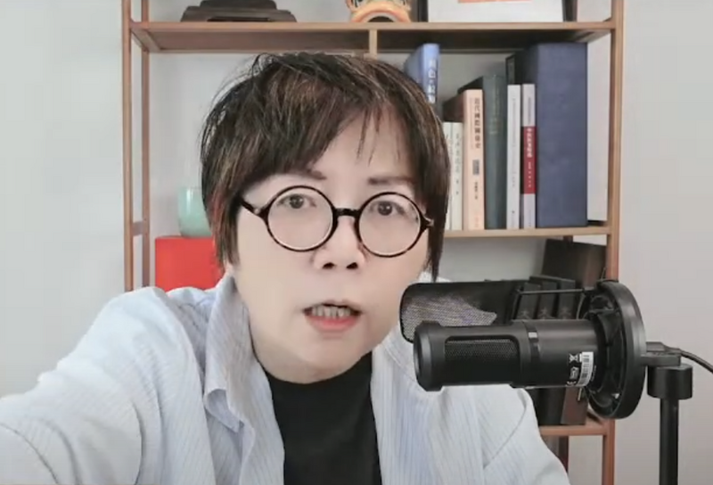 黃智賢槓上館長。（圖翻攝自「黃智賢夜問」YT）