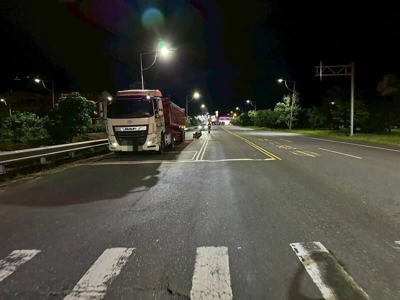 砂石車違規停放路邊，造成騎士自後方撞上當場死亡。（民眾提供）