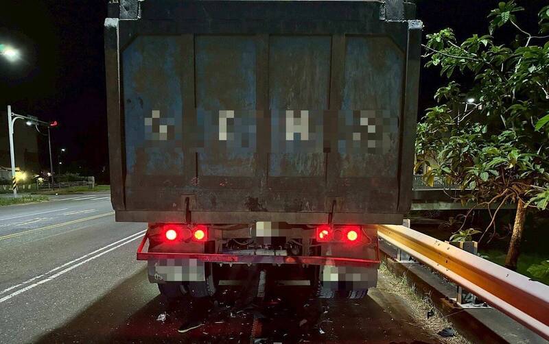騎士撞進砂石車後車斗，當場爆頭慘死。（民眾提供）