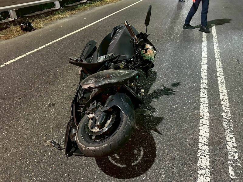 機車毀損嚴重。（民眾提供）