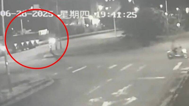 邱男撞上砂石車後車斗瞬間。（民眾提供）