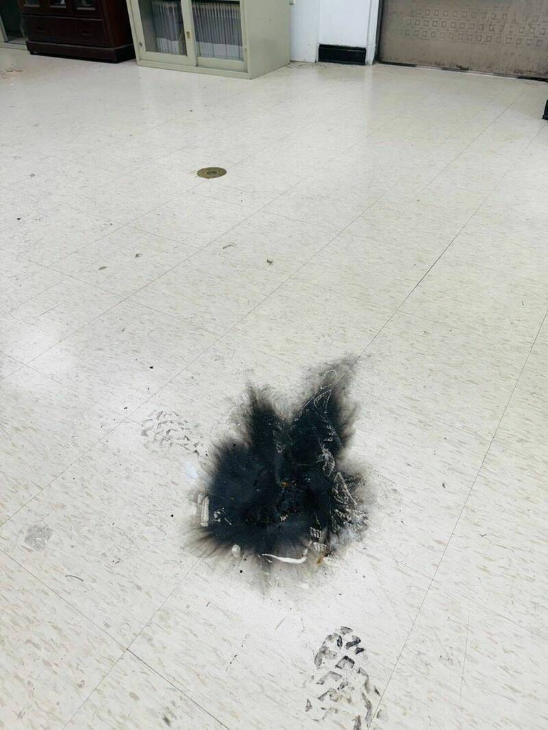 照明彈將派出所地板燒出一塊焦黑。(記者徐聖倫翻攝) 照明彈將派出所地板燒出一塊焦黑。(記者徐聖倫翻攝)