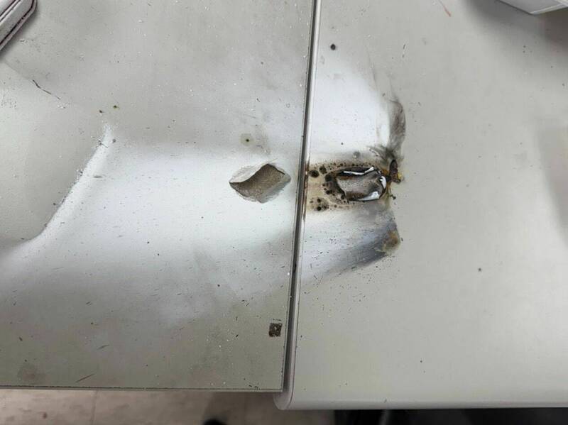照明彈將派出所桌面燒出洞。(記者徐聖倫翻攝) 照明彈將派出所桌面燒出洞。(記者徐聖倫翻攝)
