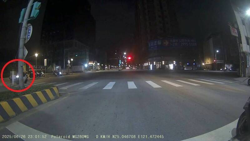 旁車行車紀錄器拍下湯婦造撞擊瞬間。（記者徐聖倫翻攝）