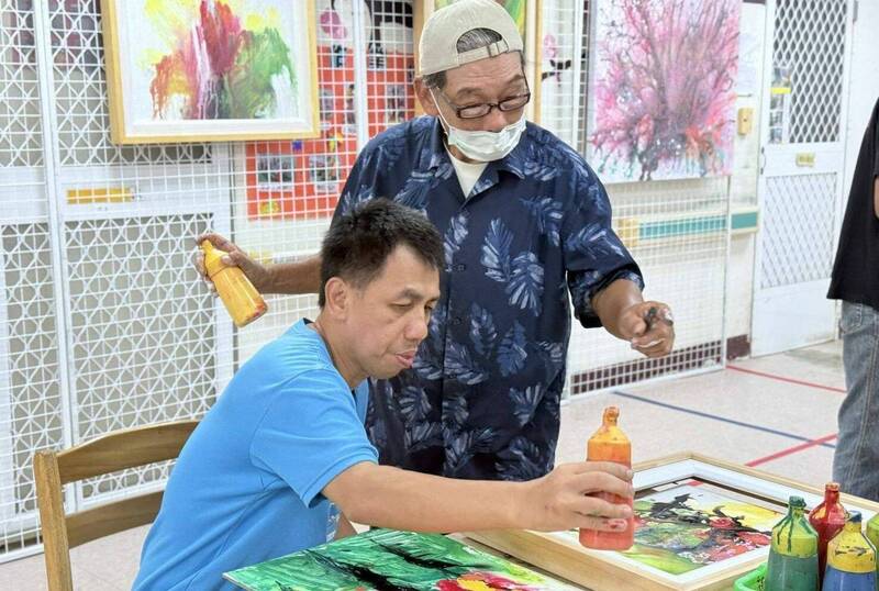 藝術家陳聰（右）來到後壁蓮心園啟智中心，教導院生一起「玩畫學笑」。（蓮心園提供）