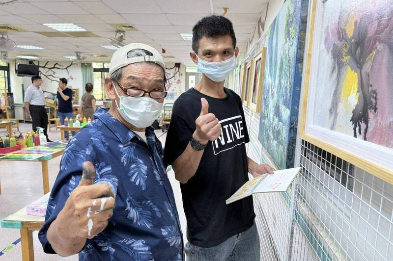 藝術家陳聰（左）指導後壁蓮心園啟智中心的院生「玩畫學笑」，氣氛歡樂。（蓮心園提供）