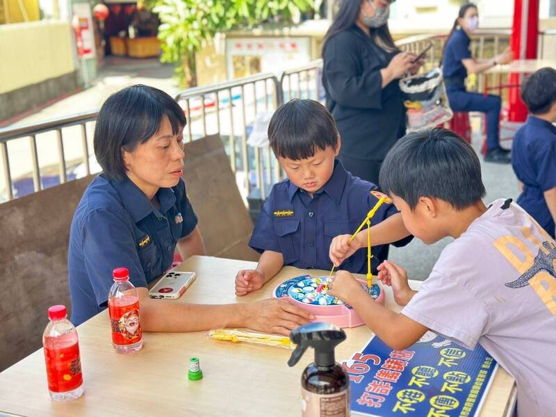 高雄小小警察參加虎爺聖誕 警教戰防網友騙拍私密照
