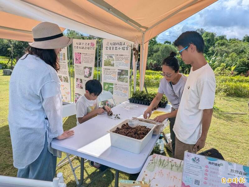 「花草手作夜」體驗萬金杜鵑花苔球製作。(記者羅國嘉攝) 「花草手作夜」體驗萬金杜鵑花苔球製作。(記者羅國嘉攝)
