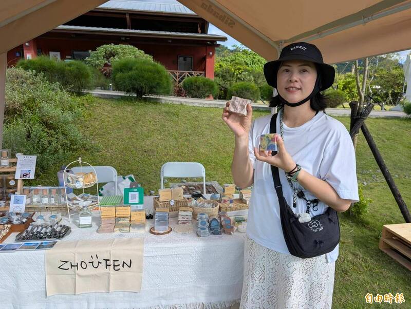 現場設有特色攤位。(記者羅國嘉攝) 現場設有特色攤位。(記者羅國嘉攝)