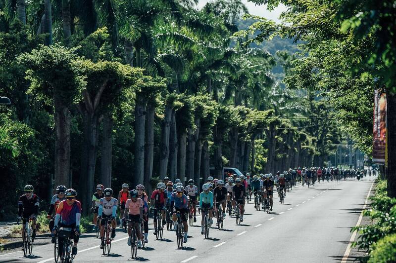 南投旅遊百K自行車小鎮漫遊活動，騎士們挑戰100公里路程，也飽覽沿途美麗風光。（南投縣政府提供）