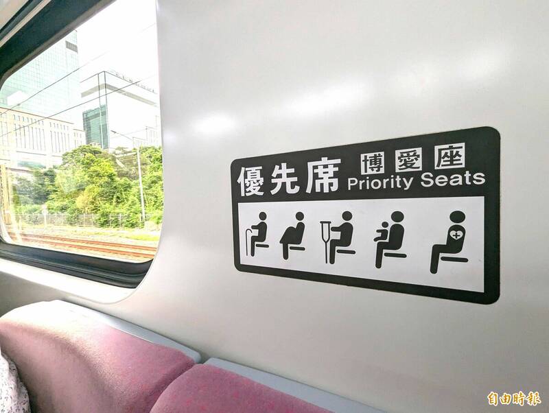 台鐵最新的區間車EMU900已更新為「優先席」，並新增一個圖示。（記者吳亮儀攝）