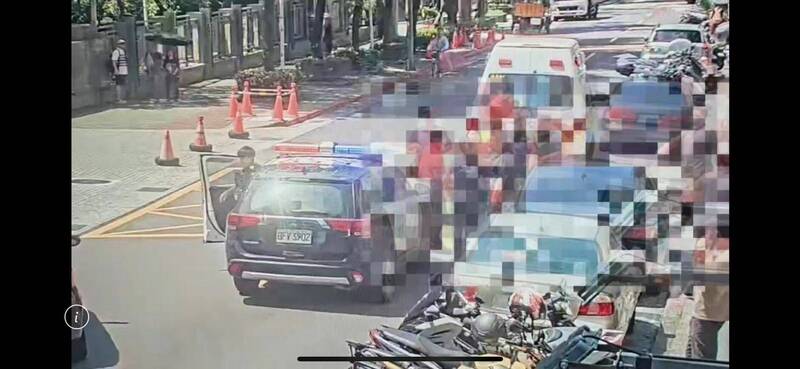 Uber開車門擦撞機車！騎士全家上演4打1圍毆