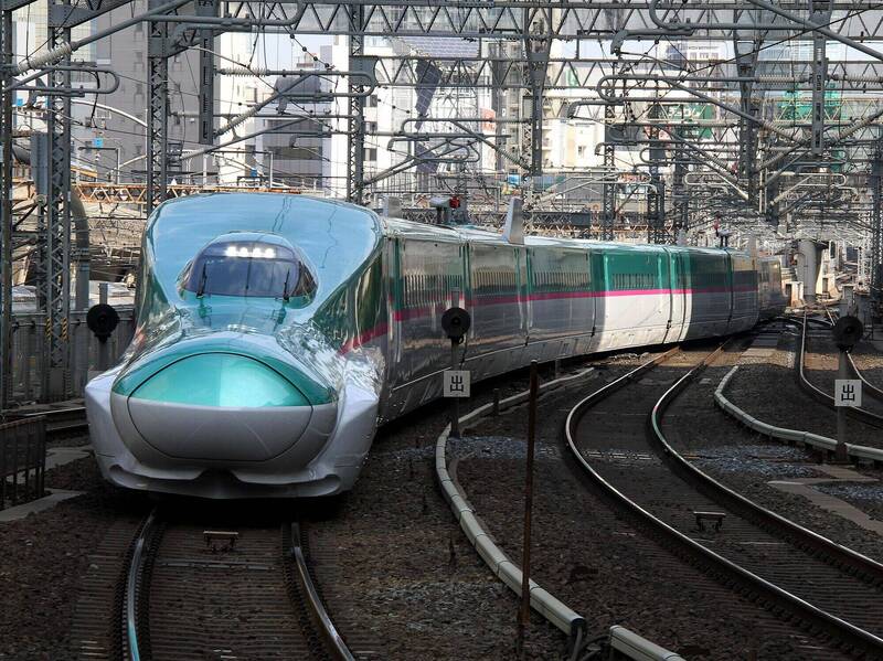 1列日本東北新幹線列車「隼」準備駛入東京站。(彭博社檔案照 ) 1列日本東北新幹線列車「隼」準備駛入東京站。(彭博社檔案照 )