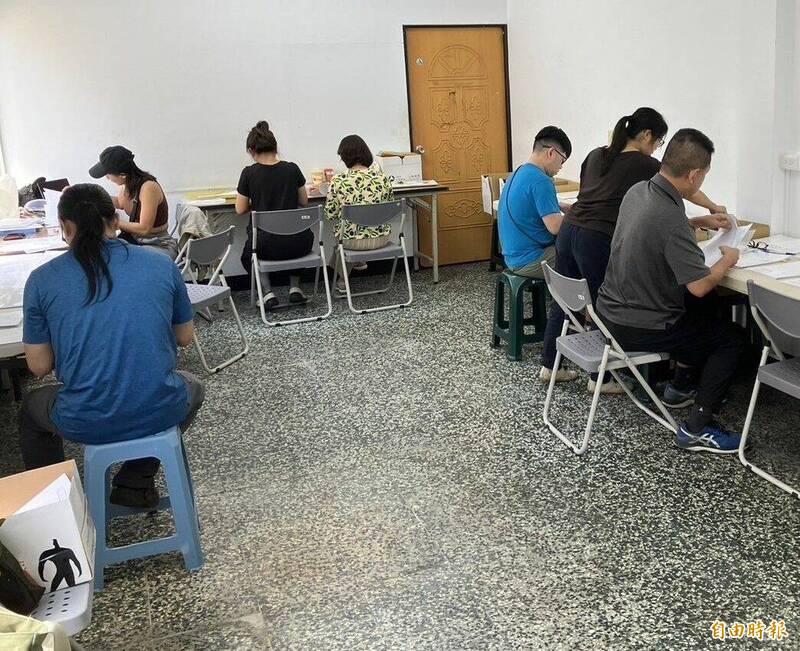 中三罷團志工趕工造冊,終於完成任務。(記者張軒哲攝) 中三罷團志工趕工造冊,終於完成任務。(記者張軒哲攝)