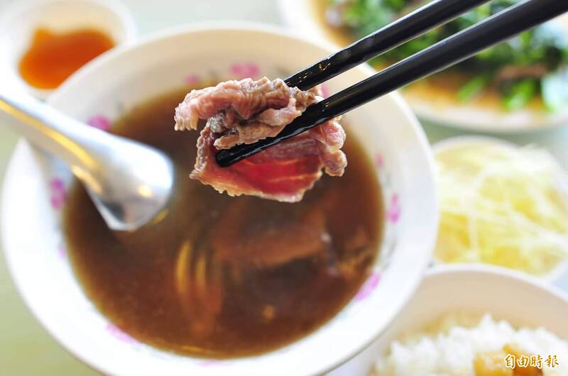 林男在Threads發文影射多家牛肉湯店使用牛骨粉,遭名店六千泓佐店主提告誹謗,據傳雙方10萬元達成和解。示意圖,與新聞事件無關。(記者王捷攝) 林男在Threads發文影射多家牛肉湯店使用牛骨粉,遭名店六千泓佐店主提告誹謗,據傳雙方10萬元達成和解。示意圖,與新聞事件無關。(記者王捷攝)