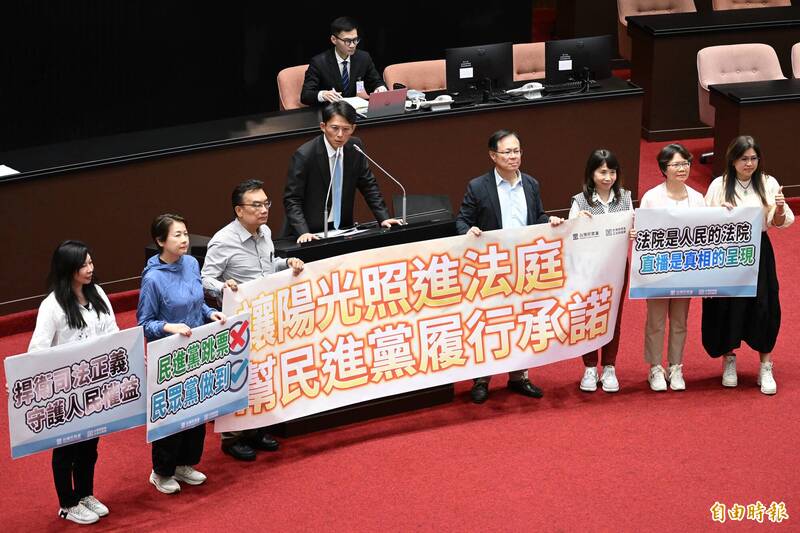 立法院27日三讀通過「法院組織法部分條文修正草案」,立委黃國昌(中)率民眾黨團在完成立法後發言。(資料照) 立法院27日三讀通過「法院組織法部分條文修正草案」,立委黃國昌(中)率民眾黨團在完成立法後發言。(資料照)
