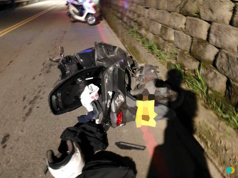 一名騎士騎乘大型重機，昨晚間倒在鶯歌環湖道路，左手掌斷肢，到院傷重不治；警方初判為自撞釀成車禍，現場零件散落一地。（記者吳仁捷翻攝）