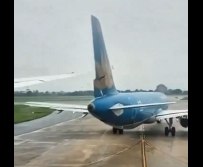 空巴A321尾翼被切開。(圖擷自@aviationbrk「X」帳號) 空巴A321尾翼被切開。(圖擷自@aviationbrk「X」帳號)
