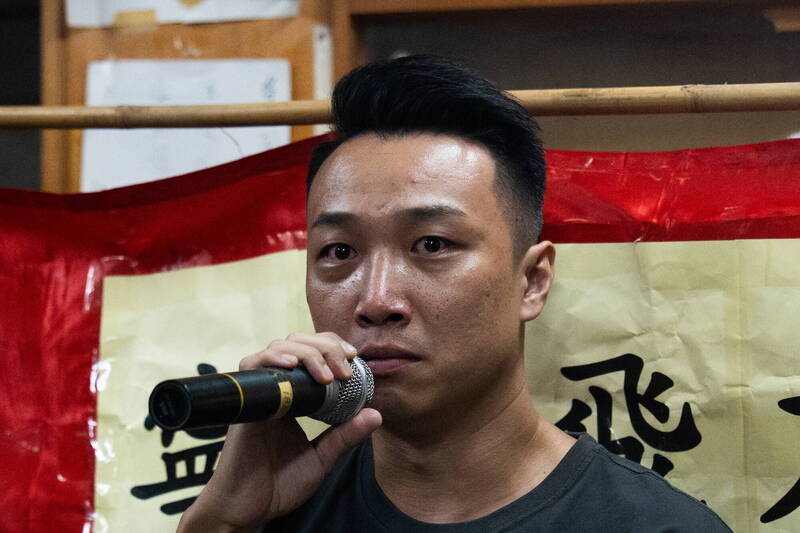 香港社會民主連線（社民連）前黨主席岑子杰29日在記者會上，宣布這個香港最後的街頭抗爭政黨，因巨大政治壓力而被迫解散，象徵一個時代的悲壯落幕。（歐新社）