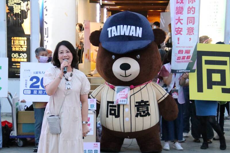 賴苡任緊盯吳思瑤宣講現場 她反嗆：縱火犯都會回到犯罪現場