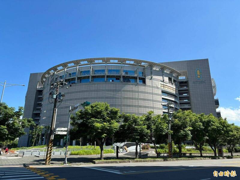 暑假第一天漲聲響起,科博館和科工館全票首度漲2成。圖中科教館位於台北士林,預計明年元旦起調漲門票。(記者林曉雲攝) 暑假第一天漲聲響起,科博館和科工館全票首度漲2成。圖中科教館位於台北士林,預計明年元旦起調漲門票。(記者林曉雲攝)