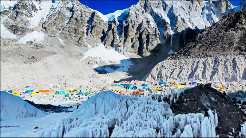 中英對照讀新聞》Nepal hikes Everest climbing fee by a third 尼泊爾將珠穆朗瑪峰攀登費用調漲3分之1